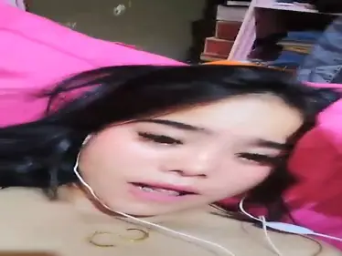 Bokep Live Pamer Meki Pake Earphone Putih Asyik